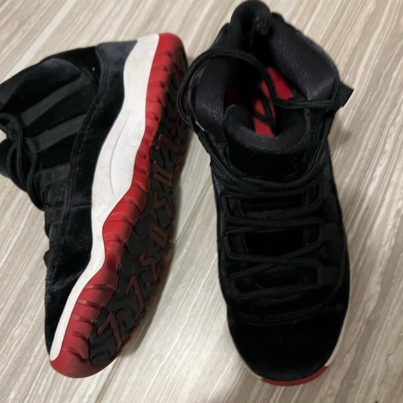 Jordan 11 Retro Bred Velvet - Picture 2 of 8